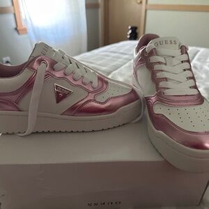Tennis shoes